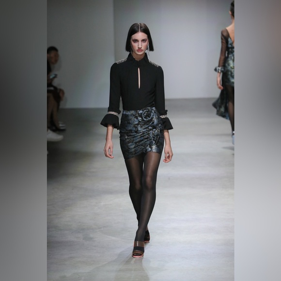 This mini skirt is chic and elegant in blue brocade. - Picture 3 of 5